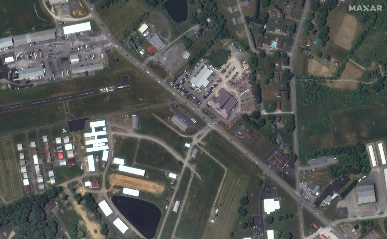 صورة التقطت بالأقمار الاصطناعية لموقع الحادث الذي وقع لترمب في ولاية بنسلفانيا بالولايات المتحدة (رويترز)