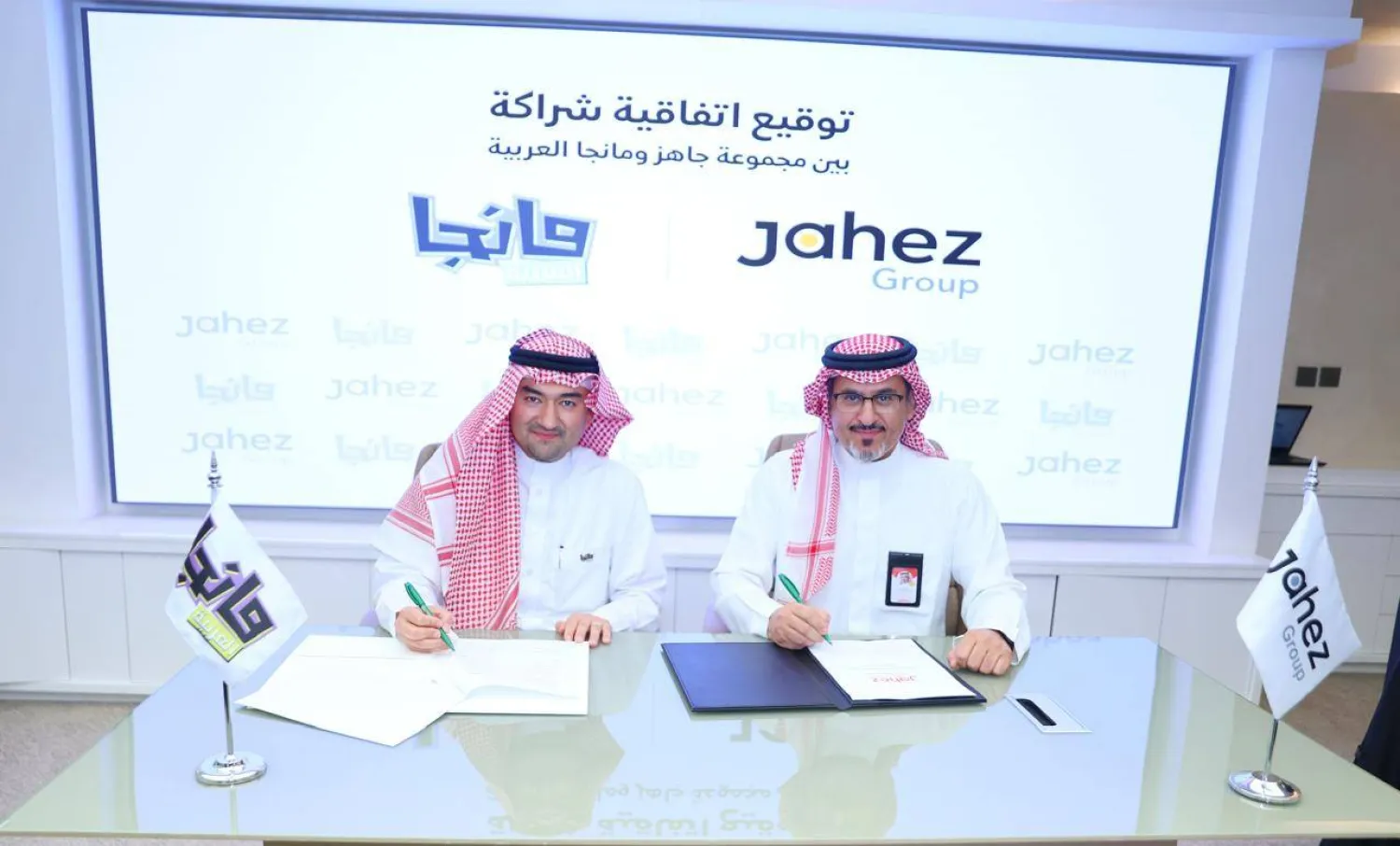 الدكتور عصام بخاري مدير عام «مانجا العربية» والمهندس غصاب المنديل الرئيس التنفيذي لـ«جاهز الدولية» يوقعان الاتفاقية (الشرق الأوسط)