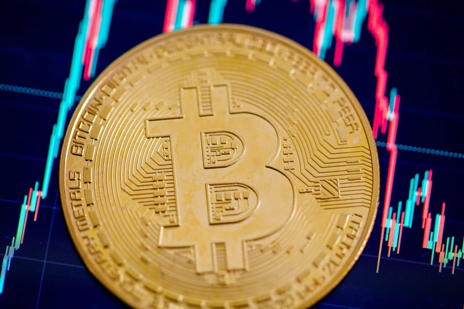 FILED - 22 May 2023, Berlin: A Bitcoin coin lies on a screen showing the Bitcoin - US dollar exchange rate. Photo: Fernando Gutierrez-Juarez/dpa
