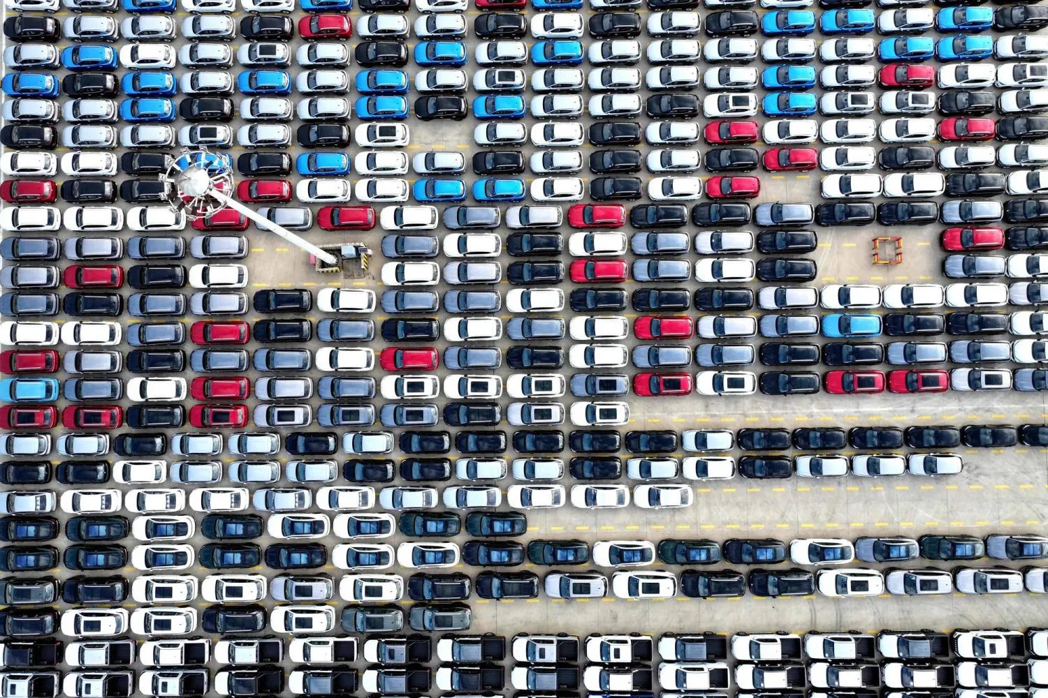 سيارات معدّة للشحن في ميناء بمدينة ليانيونغانغ في شرق الصين (أ ف ب)