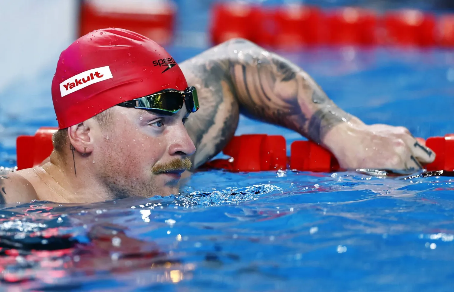 السباح البريطاني آدم بيتي (رويترز)