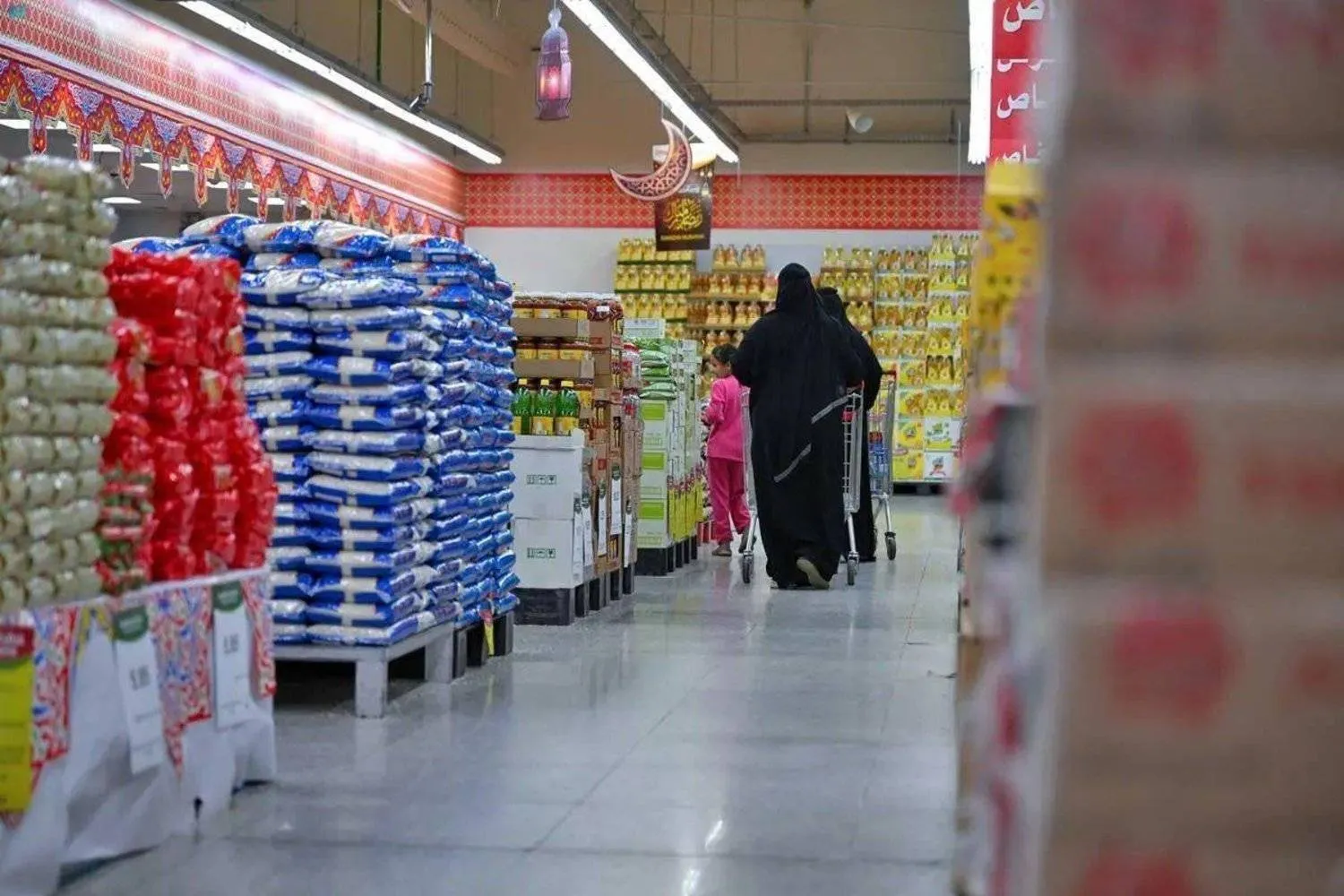 امرأتان تتسوقان من أحد متاجر التسوق في العاصمة الرياض (الشرق الأوسط)‎