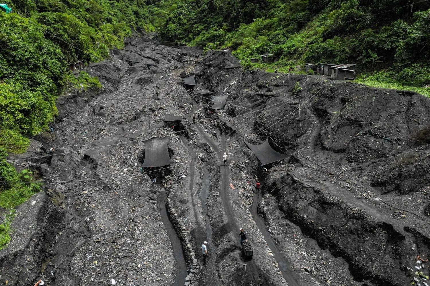 منظر جوي للباحثين عن الزمرد الذين يبحثون عن الأحجار الكريمة الخضراء في نهر لاس أنيماس في موزو بمقاطعة بوياكا (أ.ف.ب)