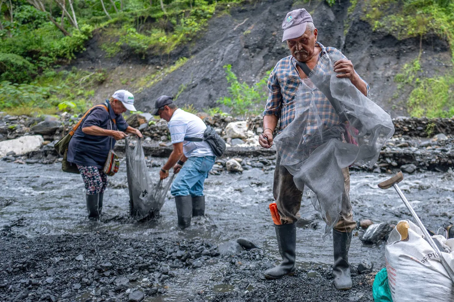 الزمرد الكولومبي يعدّ الأكثر جمالاً في العالم مقارنة بماس الدم الموجود في أفريقيا (أ.ف.ب)