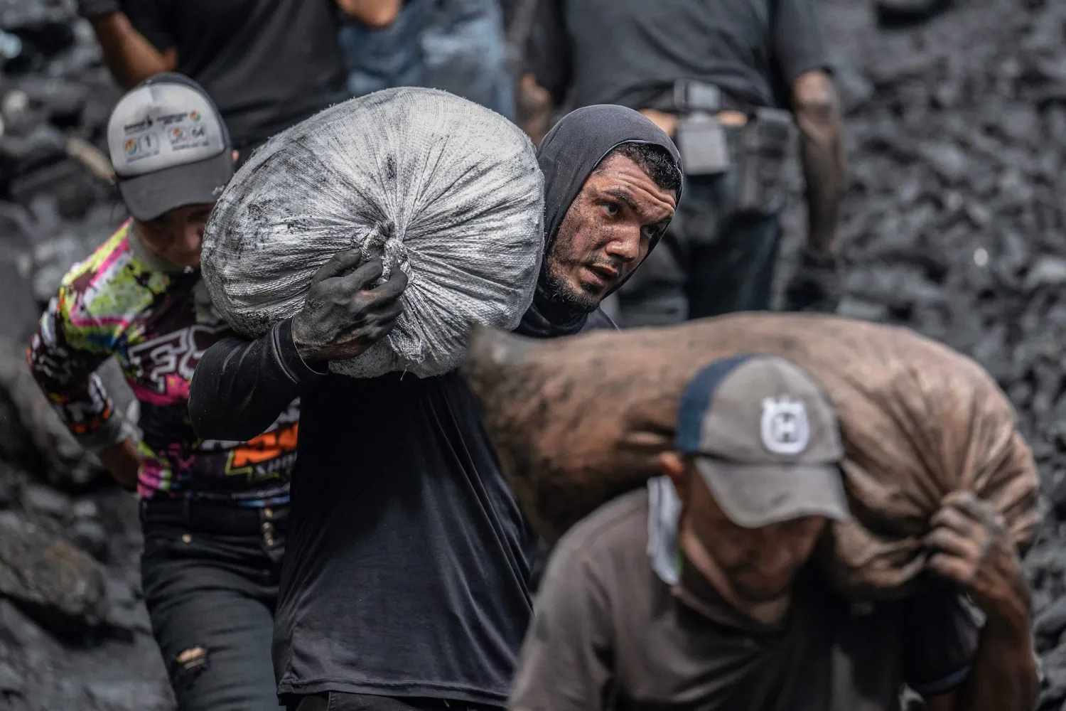 يتعرض العمال للإصابات في الجهاز التنفسي بعد العمل في مناجم الزمرد (أ.ف.ب)