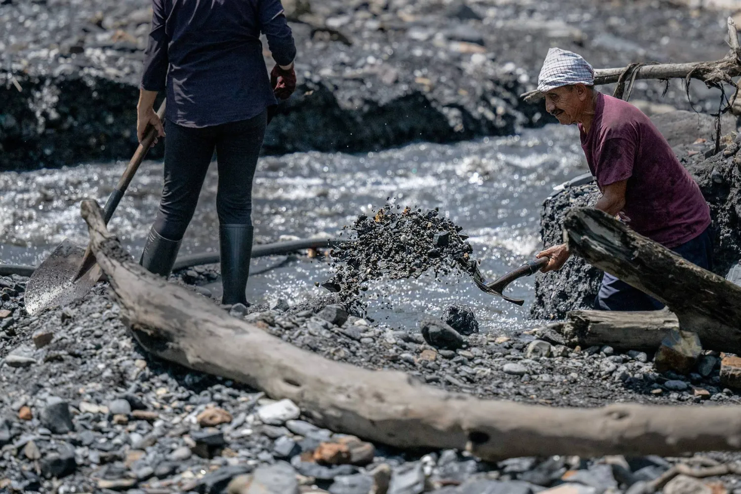 عمال يبحثون وسط التربة عن الزمرد (أ.ف.ب)