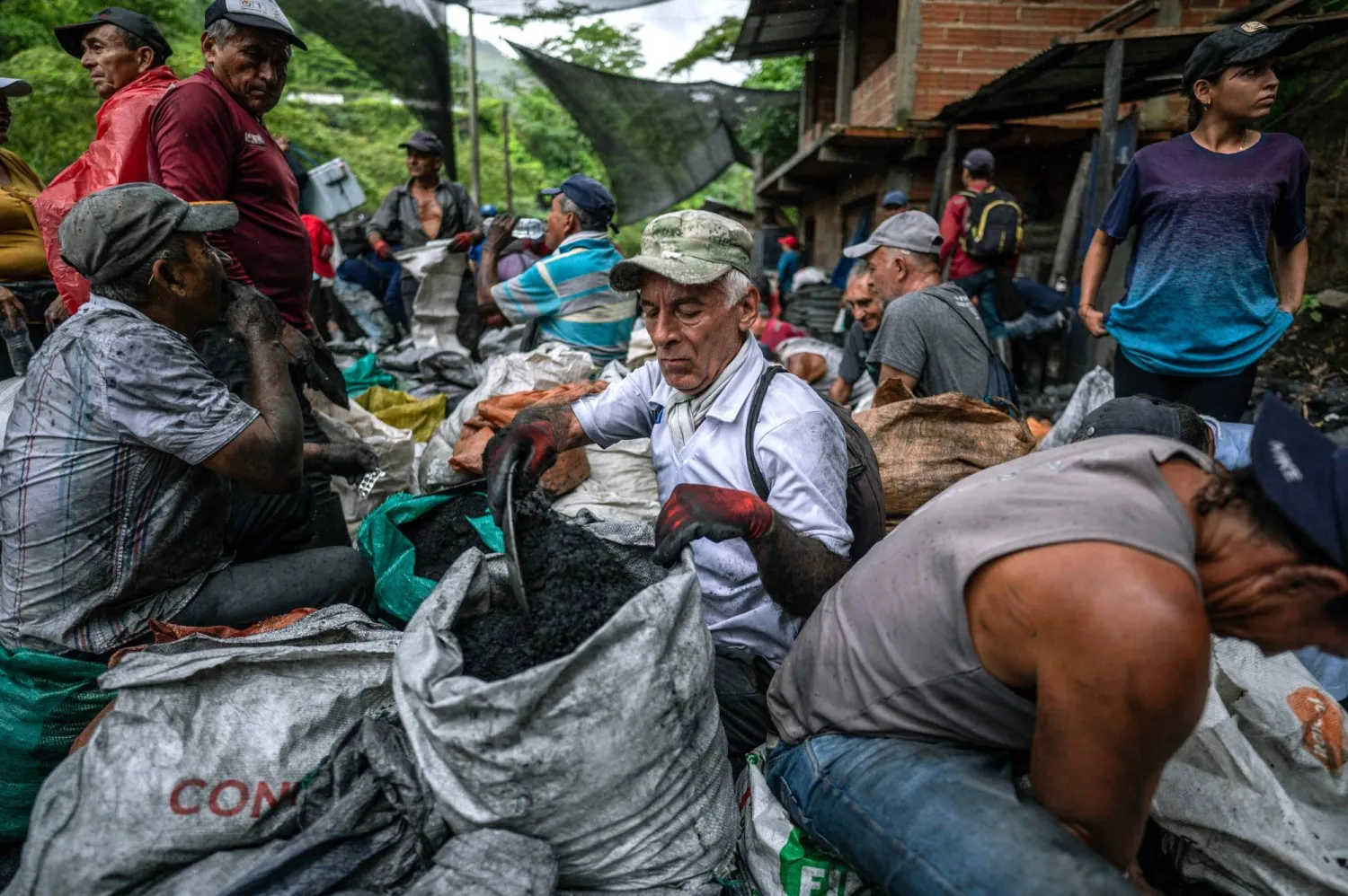 العمال في المناجم الصغيرة غير المنظمة ما زالوا يستخدمون أعواد الديناميت لفتح الأنفاق (أ.ف.ب)