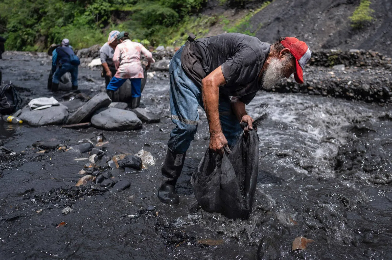 منحت حكومة كولومبيا بالفعل أكثر من 900 حق ملكية للشركات والأفراد لاستغلال مناجم الزمرد (أ.ف.ب)