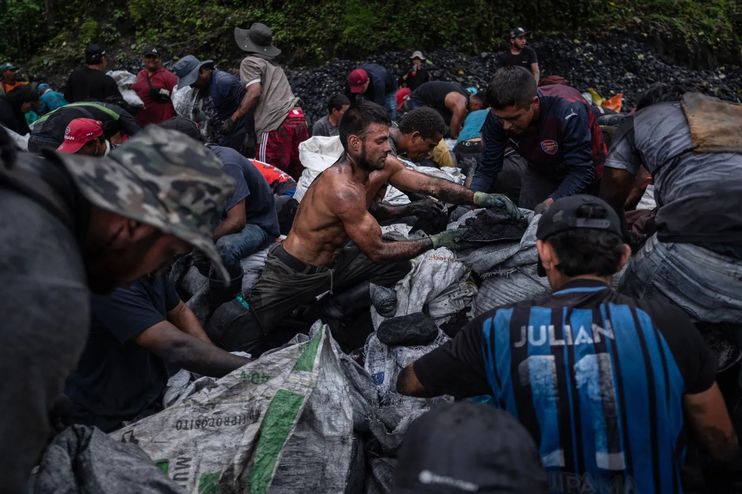 يهيمن الرجال على قطاع العمل في البحث عن الزمرد (أ.ف.ب)