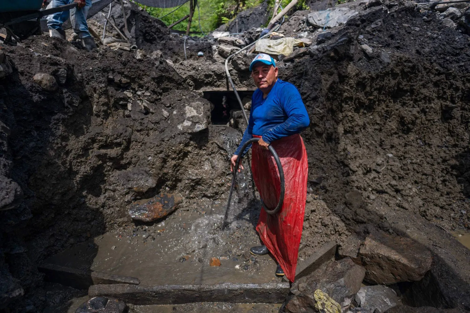درجات الحرارة العالية والعمل تحت وطأة المخاطر عوامل مشتركة للباحثين عن الزمرد (أ.ف.ب)