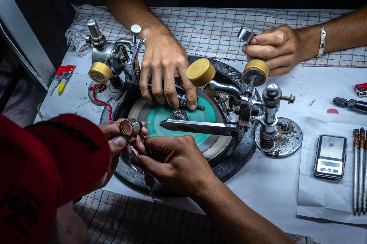 معظم أرباح الزمرد تذهب إلى التجار والشركات الكبرى التي استثمرت ملايين الدولارات في التقنيات التي تساعدهم على العثور على الأحجار الأكثر قيمة (أ.ف.ب)