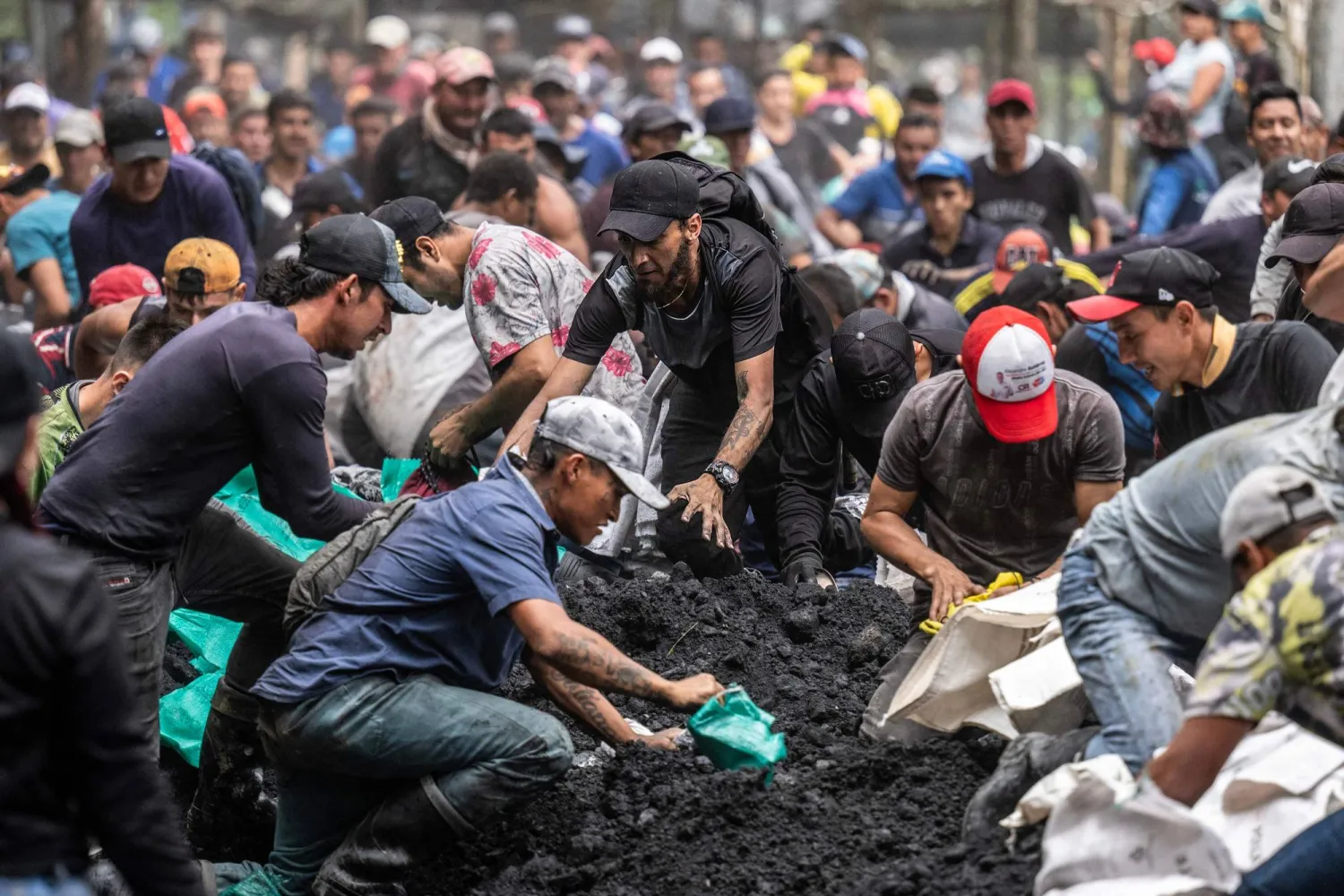 الزمرد الكولومبي معروف في جميع أنحاء العالم بجودته ويمكن بيعه بآلاف الدولارات على الرغم من أن معظم العاملين في هذه الصناعة ليسوا أثرياء (أ.ف.ب)