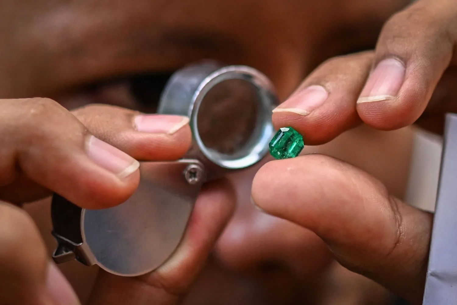 تعدّ كولومبيا هي التي تنتج معظم الزمرد للسوق العالمية (أ.ف.ب)