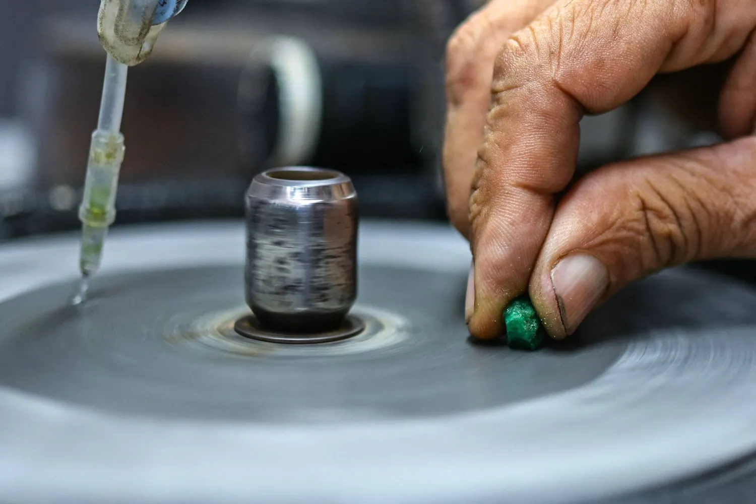 الزمرد هو الأحجار الكريمة الخضراء التي تستخرج من الأرض وتعد من بين أثمن الجواهر على وجه الأرض (أ.ف.ب)