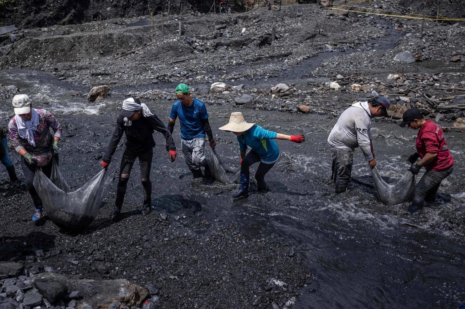 تم استخراج بعض أكبر أحجار الزمرد في العالم في كولومبيا بما في ذلك حجر يزن 3 أرطال (1.36 كلغ) حطم الرقم القياسي العالمي في عام 1995 (أ.ف.ب)