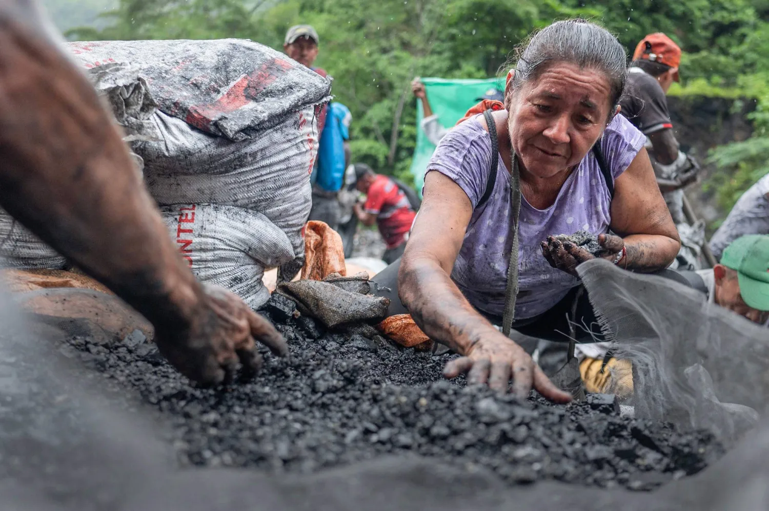 لم يكن هذا النوع من مشاركة النساء وارداً في كولومبيا قبل بضعة عقود في البحث عن الزمرد (أ.ف.ب)