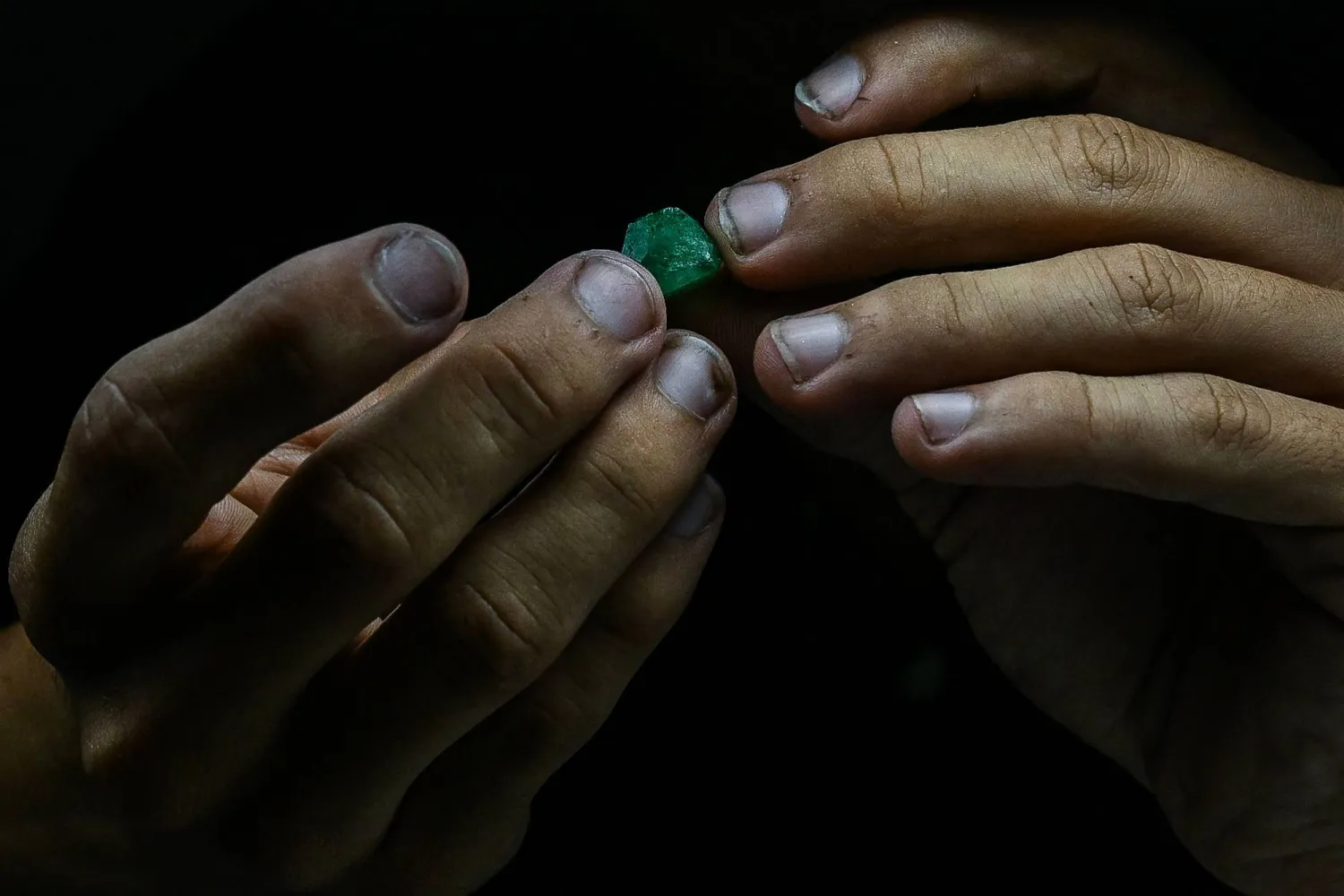 الزمرد الكولومبي يعدّ أكثر دفئاً وله درجة لون أخضر نقي أكثر كثافة من الأنواع الأخرى (أ.ف.ب)