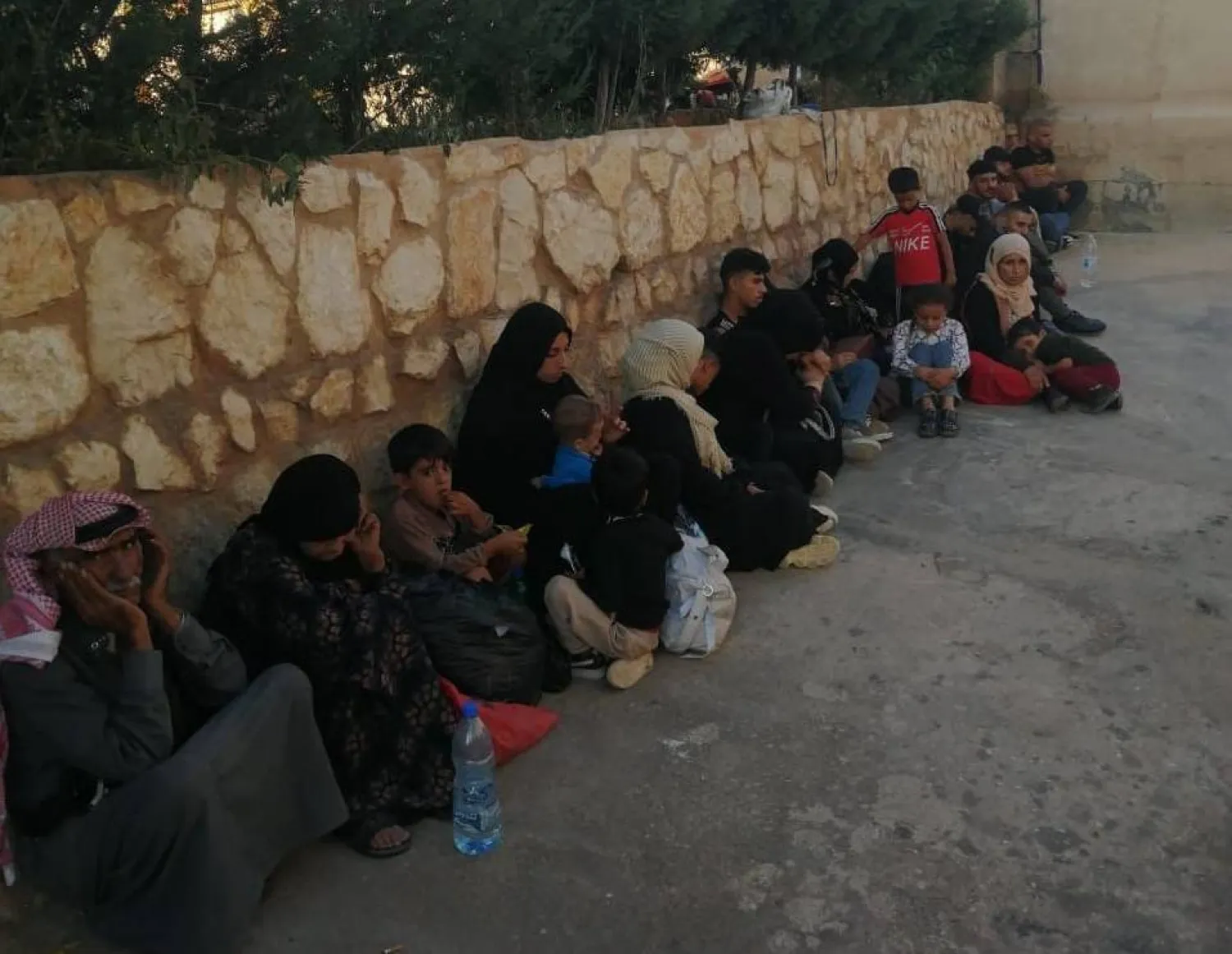 نساء وأطفال ورجل عجوز ضمن موجة النازحين السوريين الأخيرة إلى الأراضي اللبنانية (الشرق الأوسط)