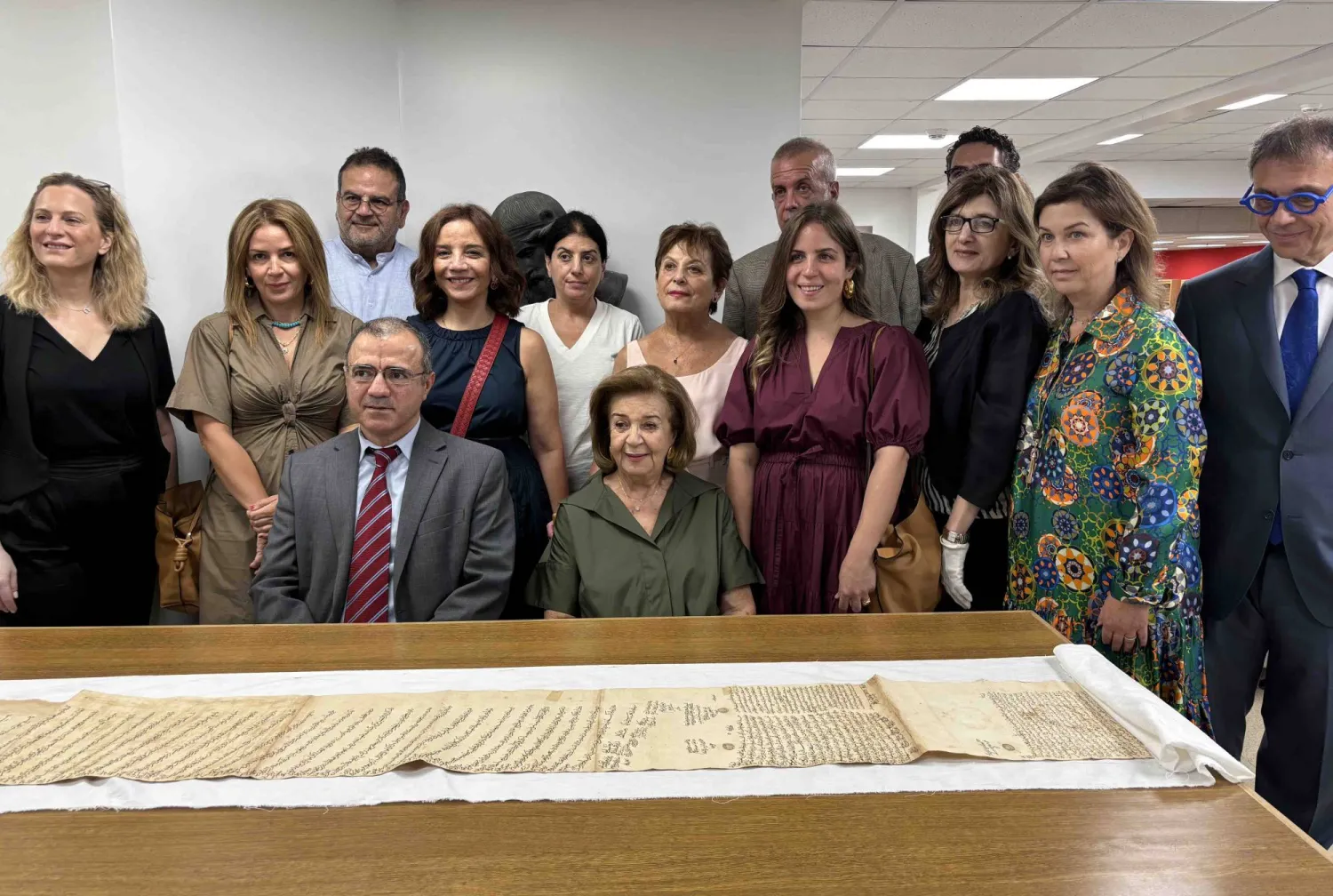 ناديا تلحوق عساف وسط عائلتها وعلماء من الجامعة الأميركية في بيروت