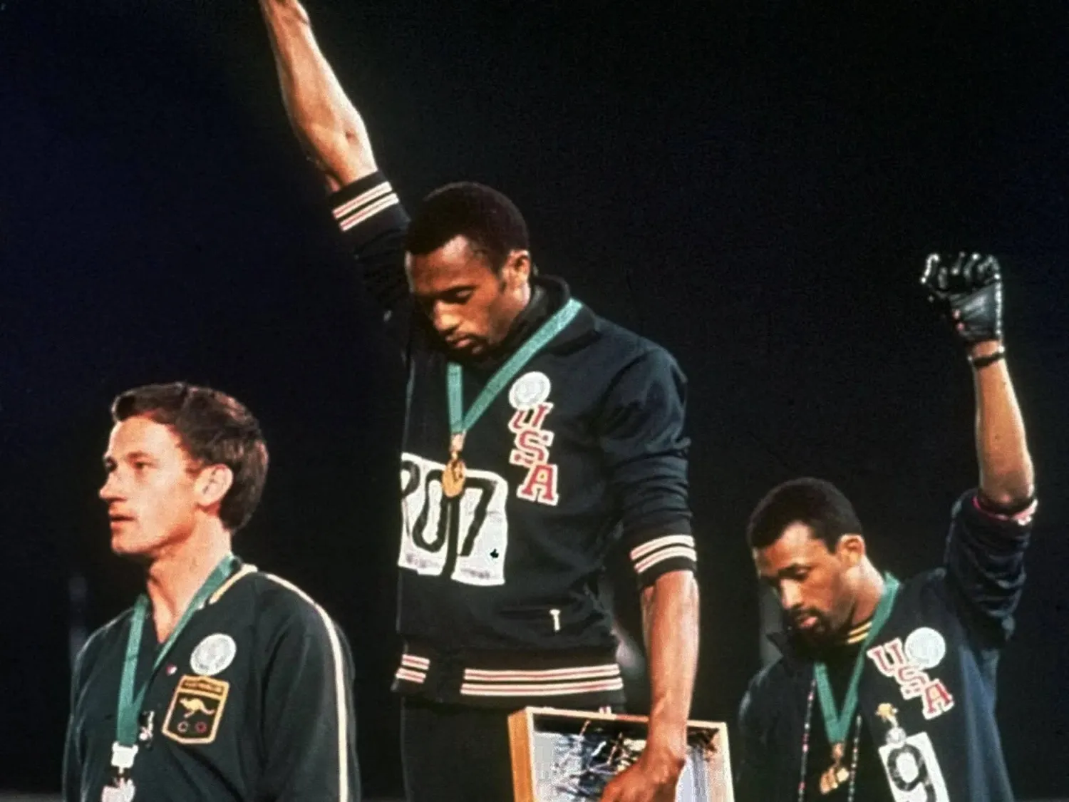 العدّاء الأميركي سميث وحامل البرونزية كارلوس قاما بحركة تخلدت أولمبياً (الأولمبية الدولية)