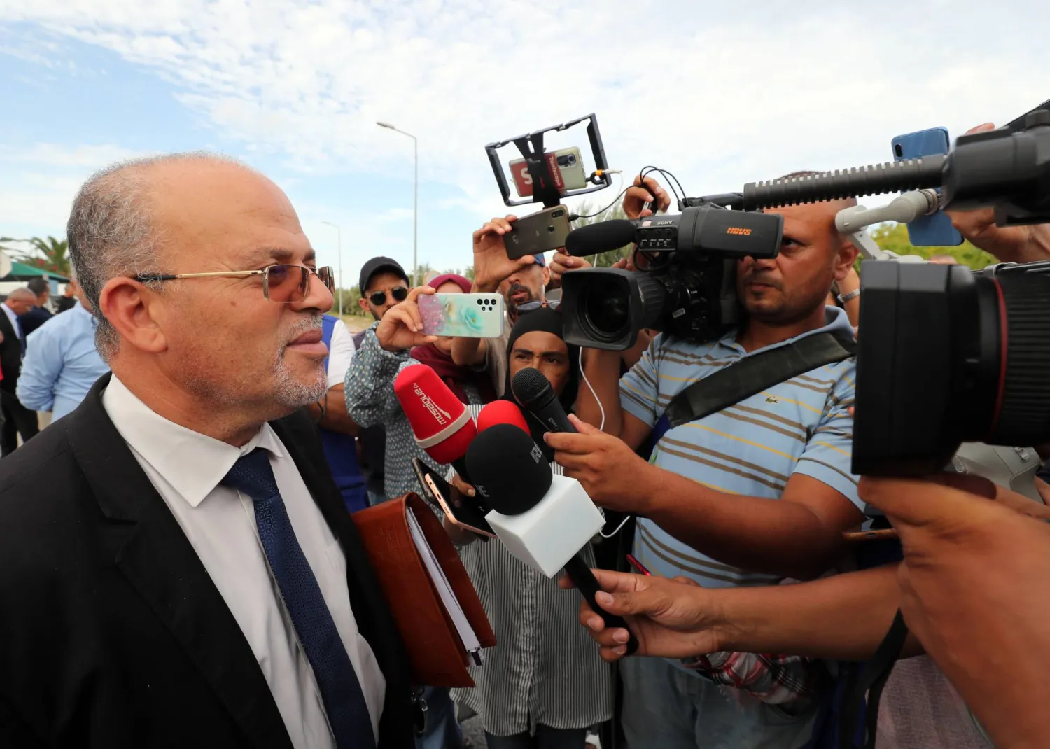 سمير ديلو المتحدث باسم «جبهة الخلاص الوطني» المعارضة (إ.ب.أ)