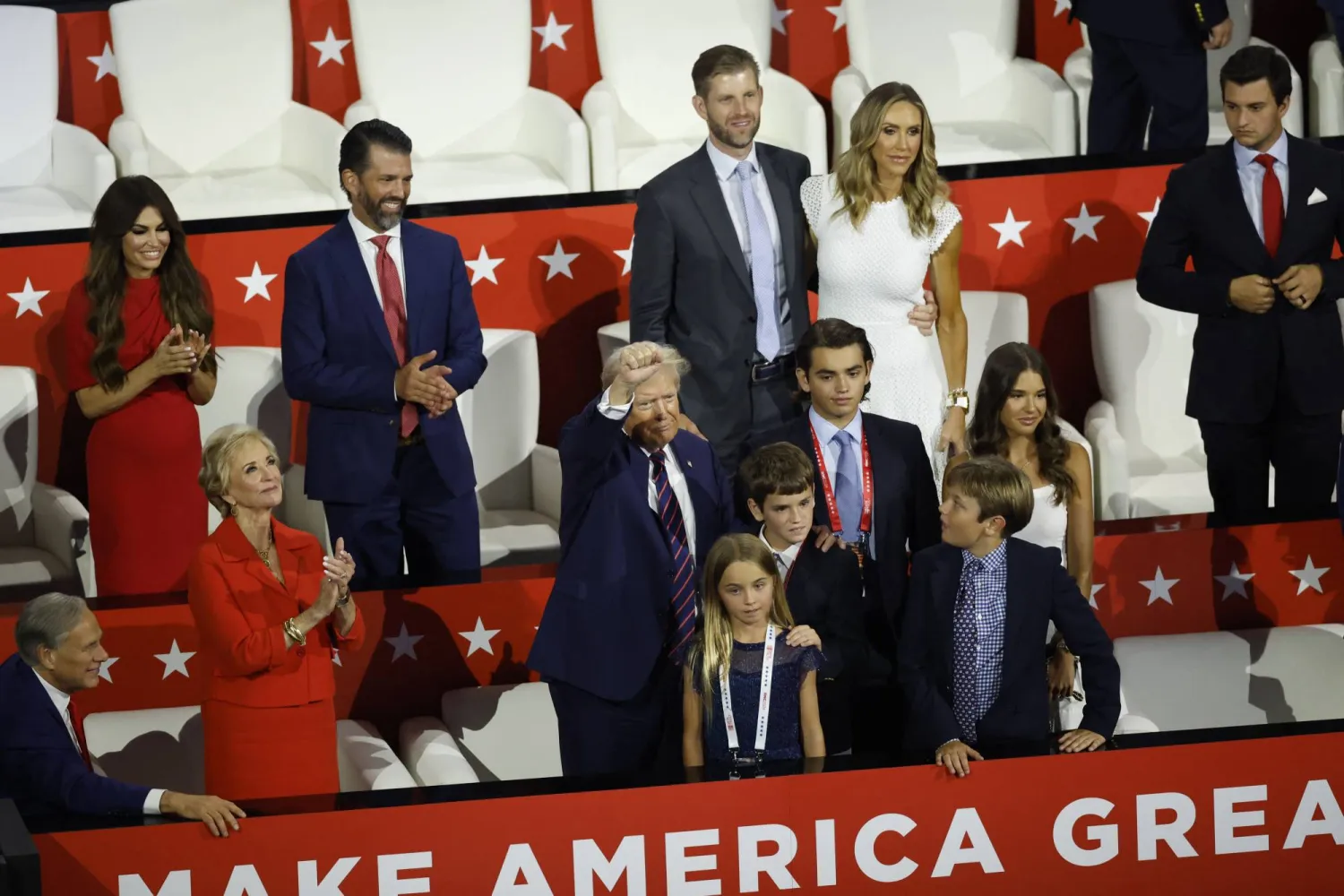 المرشح الرئاسي الجمهوري والرئيس الأميركي السابق دونالد ترمب يقف مع أفراد عائلته الممتدة (رويترز)