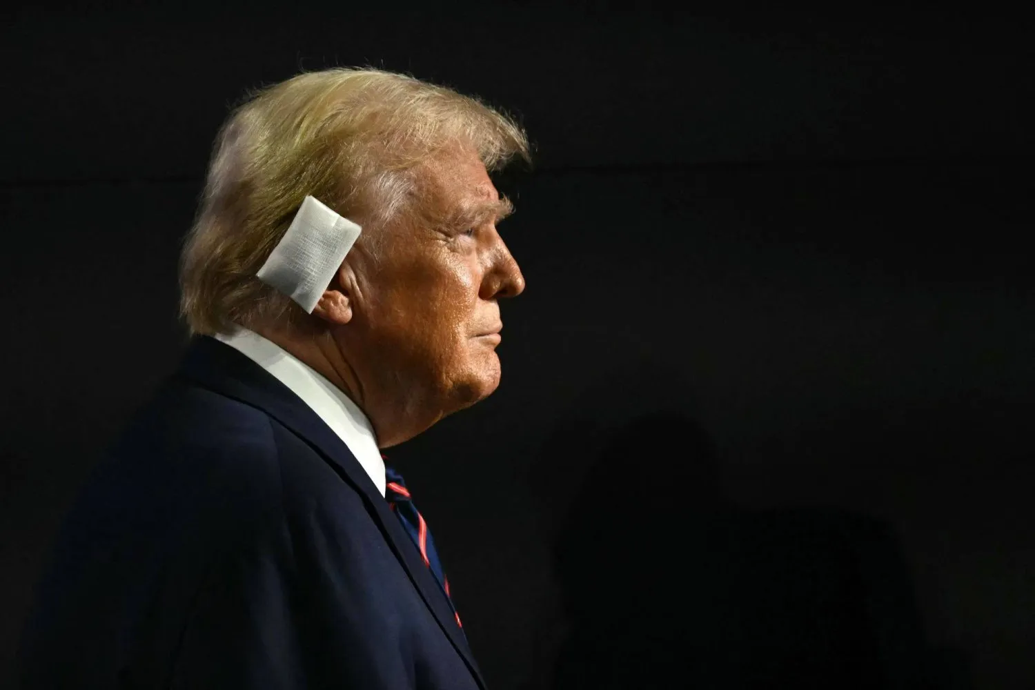 Eski ABD Başkanı ve başkan adayı Donald Trump, Cumhuriyetçi Ulusal Kongresi'ne büyük bir kulak bandajıyla katıldı (AFP)