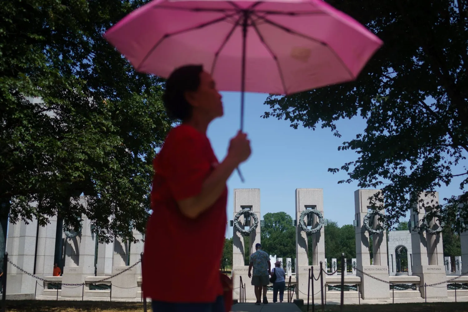 شهدت العاصمة الأميركية واشنطن والمنطقة المحيطة بها موجة حارة حيث فاقت درجات الحرارة 35 درجة مئوية (إ.ب.أ)