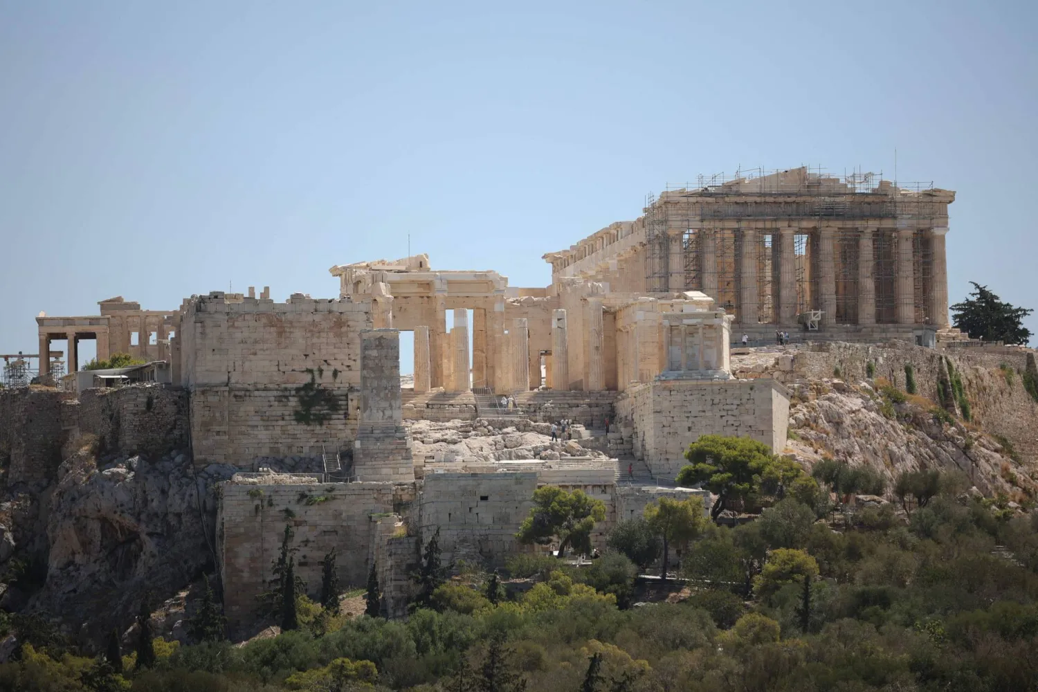 إخلاء تلة الأكروبوليس في أثينا بعد ارتفاع درجات الحرارة كإجراء احترازي حفاظاً على سلامة السياح (أ.ف.ب)