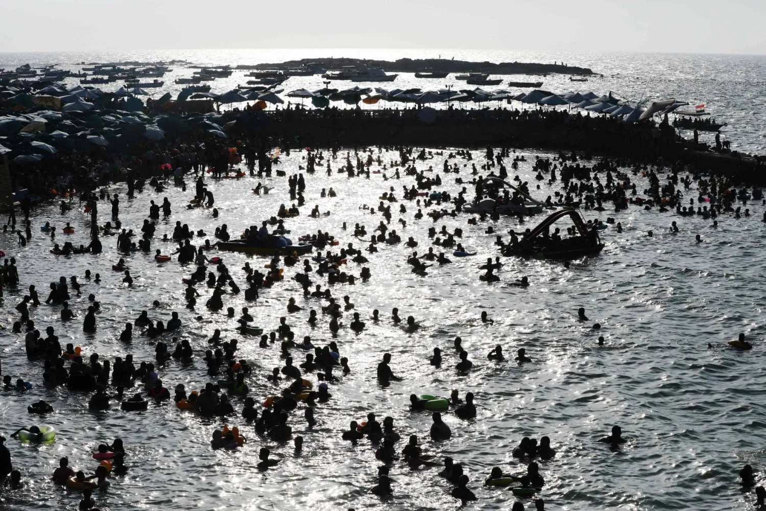 مصريون يحتشدون على أحد شواطئ مدينة الإسكندرية في شمال البلاد (أ.ف.ب)