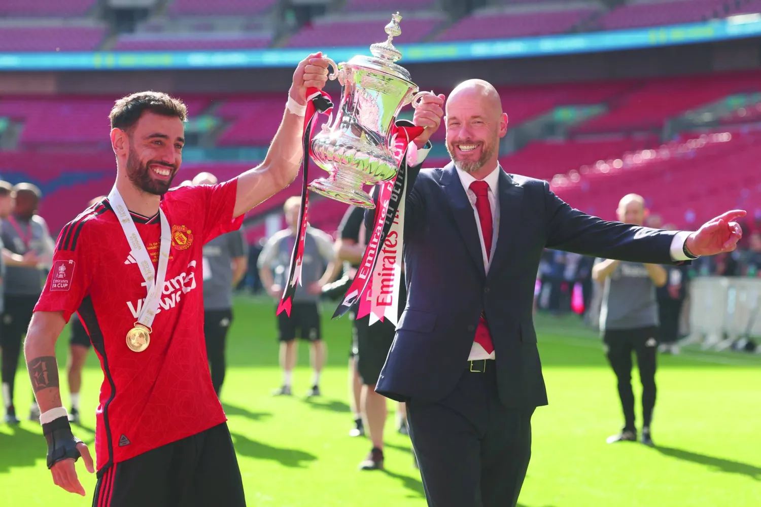 تخطي سيتي والفوز بكأس إنجلترا كان عاملاً أساسياً في بقاء تن هاغ بمنصبه (أ.ب)