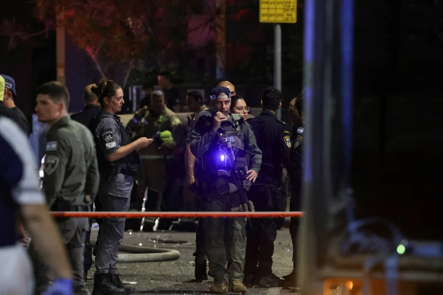 Tel Aviv'deki patlama yerindeki İsrail acil servisleri (Reuters)