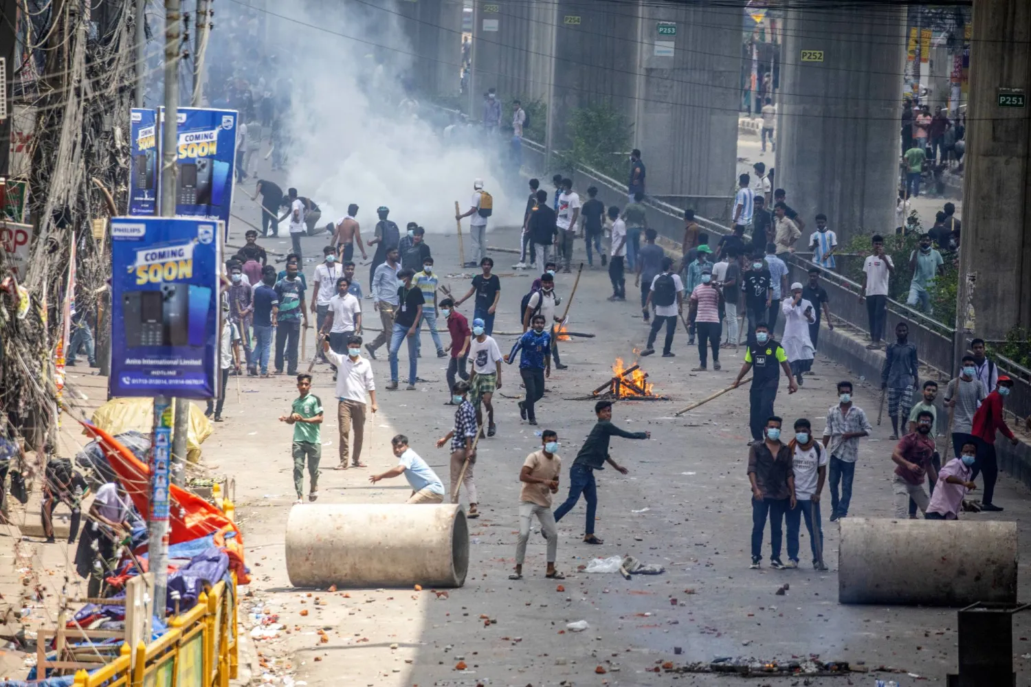 Demonstrators clash with police, Bangladesh Chhatra League (BCL) and Jubo League members, during ongoing quota students protests under the slogan 'Anti-Discrimination Student Movement' at Mirpur area in Dhaka, Bangladesh, 18 July 2024. EPA/MONIRUL ALAM
