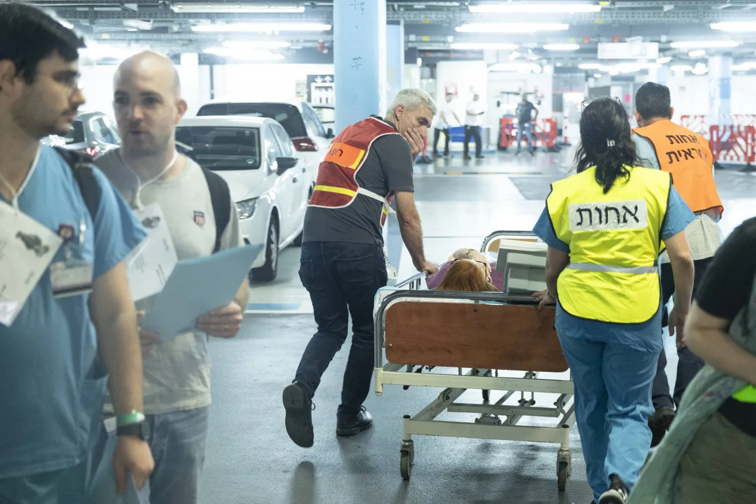 مستشفى ميداني إسرائيلي تم تجهيزه في مرآب للسيارات بالطابق الثالث تحت الأرض في مدينة حيفا تحسباً لحرب مع «حزب الله» (غيتي)