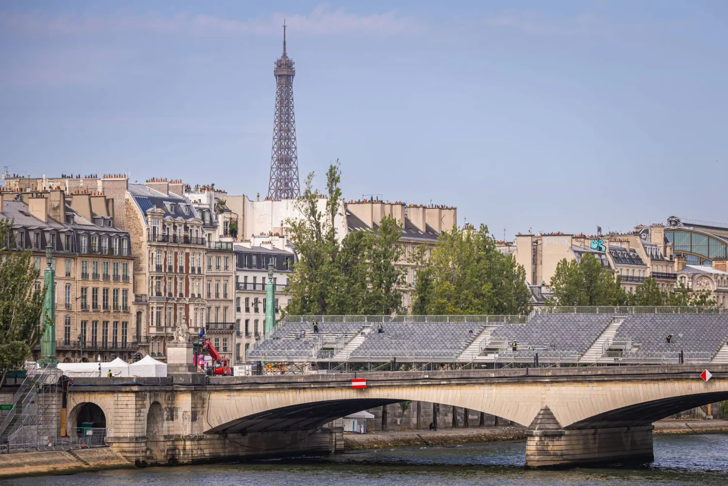 المنابر المخصصة لحفل افتتاح الأولمبياد منصوبة على جسر فوق نهر السين (إ.ب.أ)