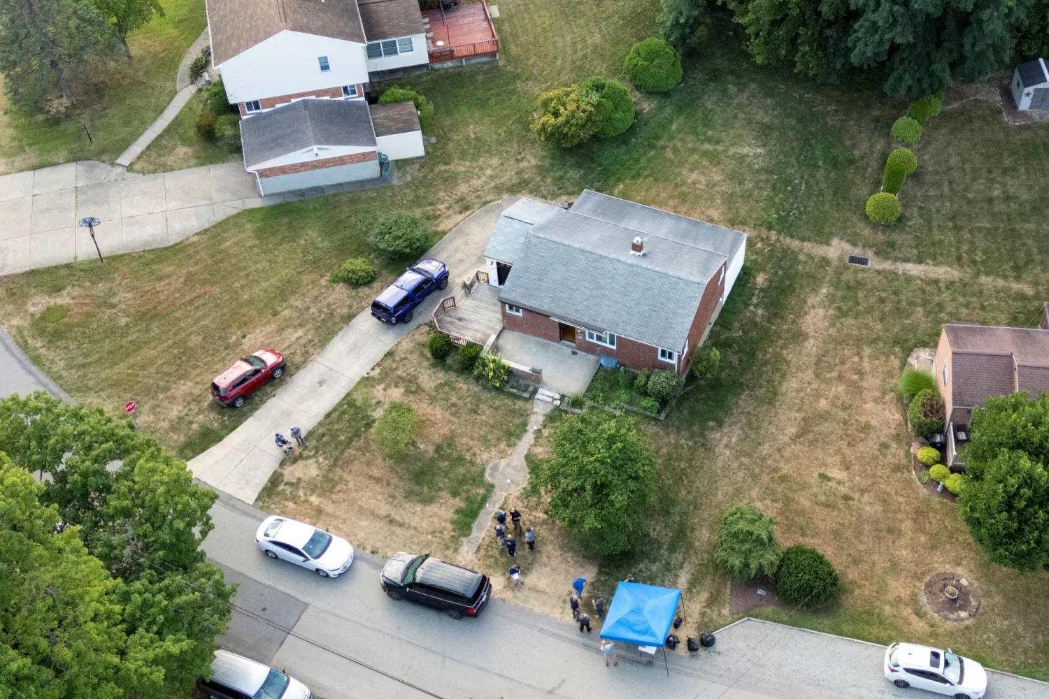 منظر من أعلى يظهر مركبات أفراد إنفاذ القانون الذين يعملون في منزل توماس ماثيو كروكس البالغ من العمر 20 عاماً الأسبوع الماضي (رويترز)
