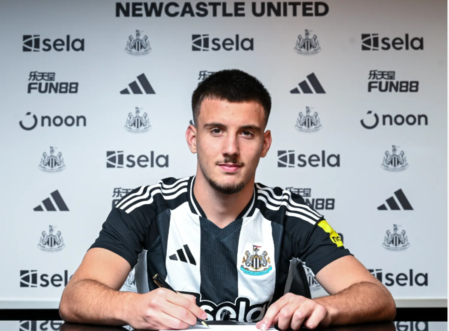 ميودراغ بيفاس يوقّع لـ«الماغبايز» (نادي نيوكاسل)