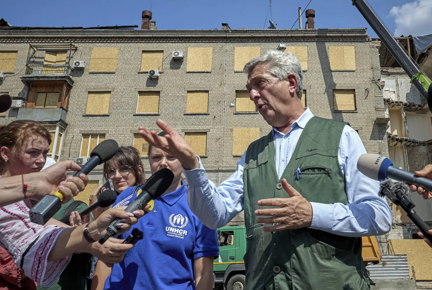 المفوض السامي للأمم المتحدة لشؤون اللاجئين فيليبو غراندي يتحدث من خاركيف بأوكرانيا (إ.ب.أ)