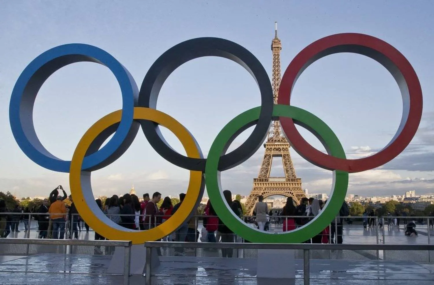 Olympic rings are set up at Trocadero plaza that overlooks the Eiffel Tower, a day after the official announcement that the 2024 Summer Olympic Games will be in the French capital, in Paris, France, Thursday, Sept. 14, 2017. (AP)
