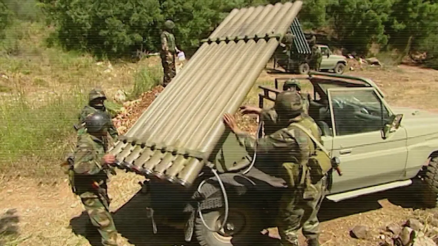عناصر من «حزب الله» يحضرون راجمة صواريخ «كاتيوشا» (لقطة من فيديو لـ«حزب الله»)