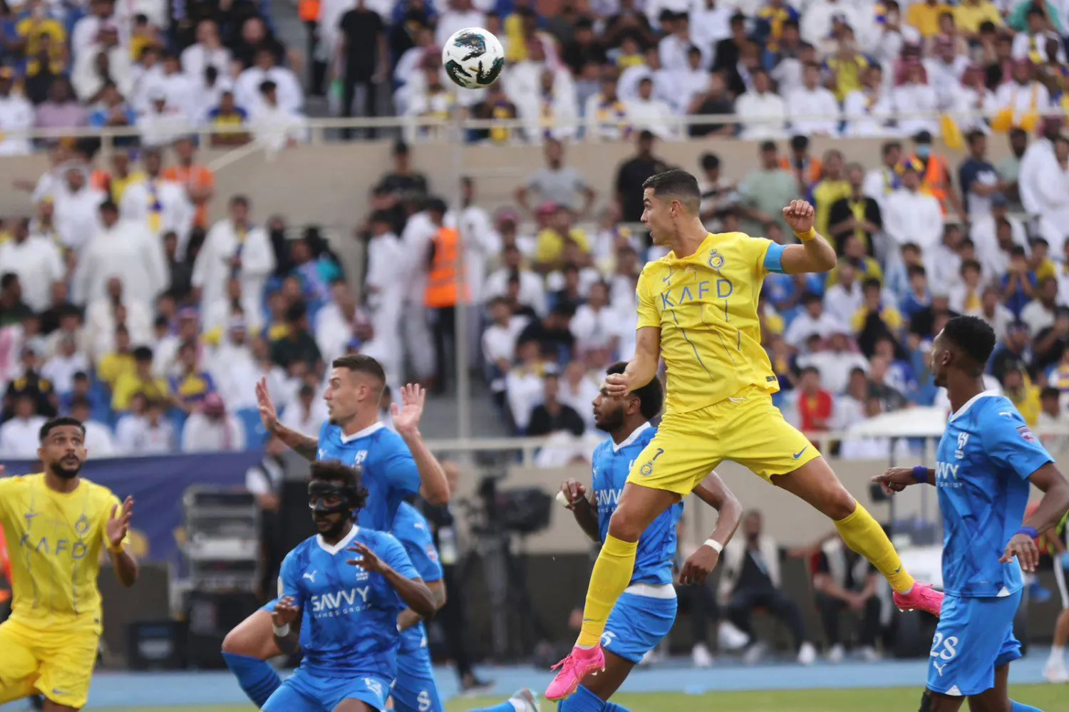 جانب من مواجهات الهلال والنصر ضمن منافسات الدوري السعودي للمحترفين (أ.ب)