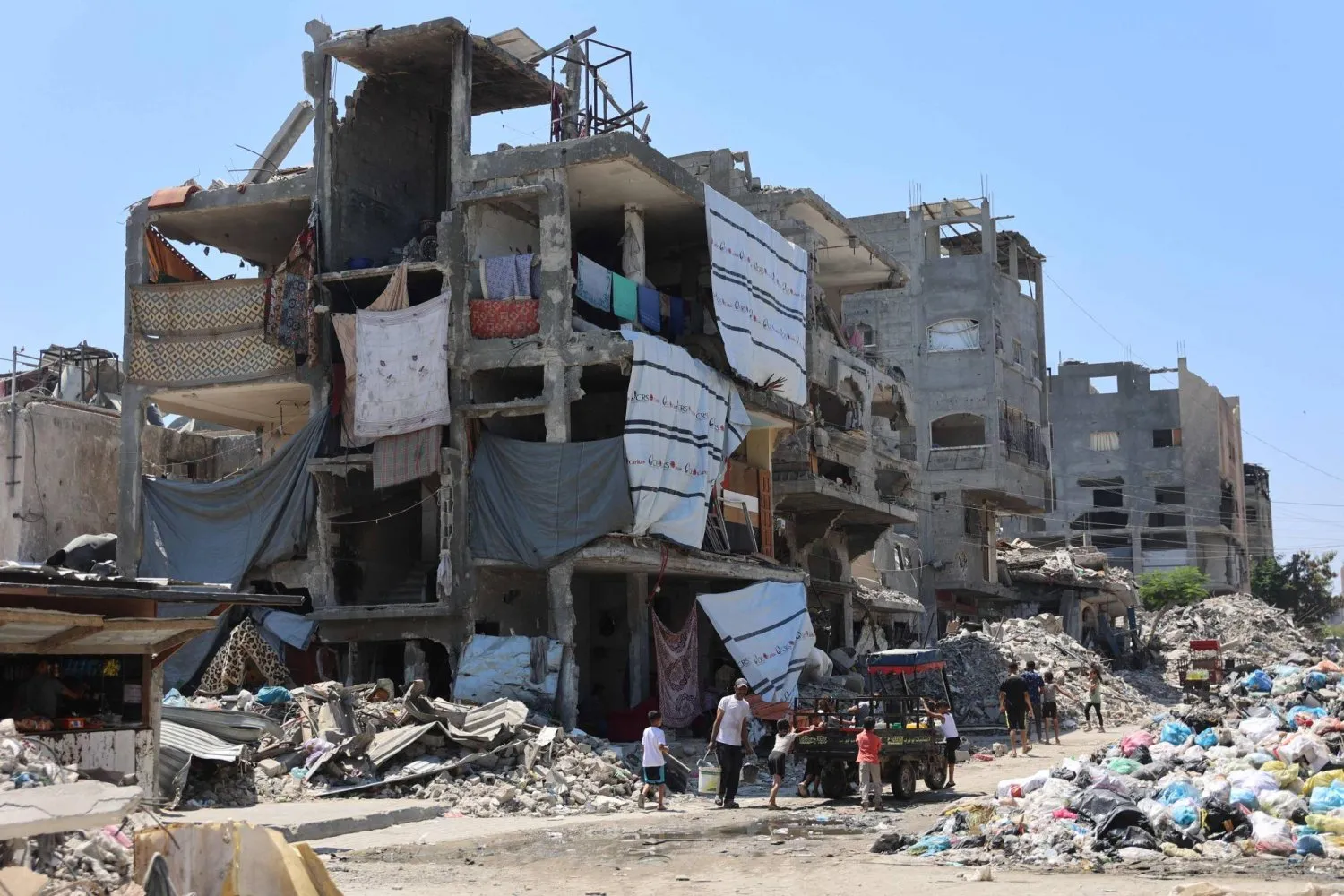 Gazze Şeridi'nin kuzeyindeki Cibaliye Mülteci Kampı’ndaki yıkımdan bir kare, 21 Temmuz 2024 Pazar (AFP)