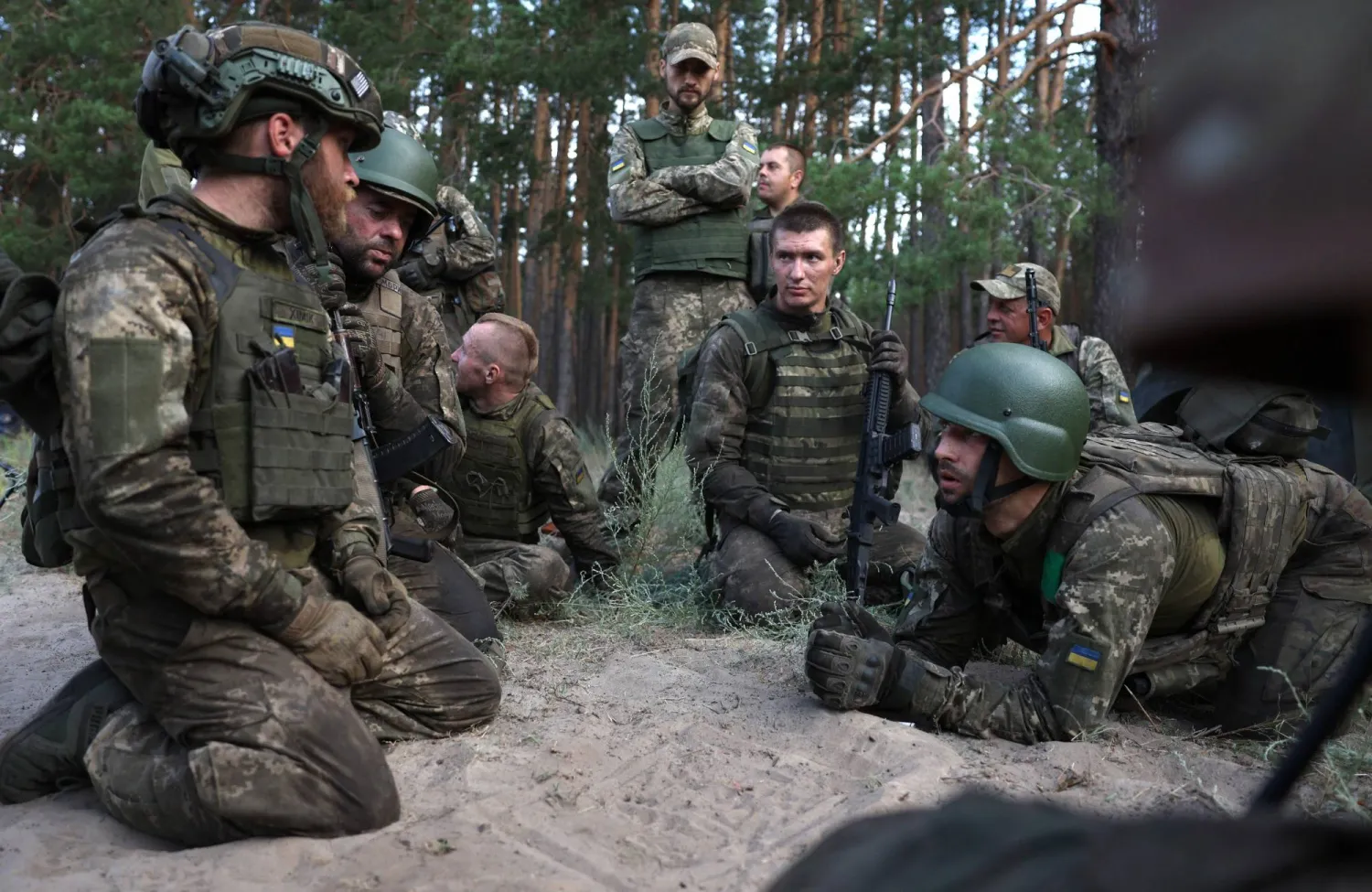 عناصر من الجيش الأوكراني في دونيتسك (أ.ف.ب)