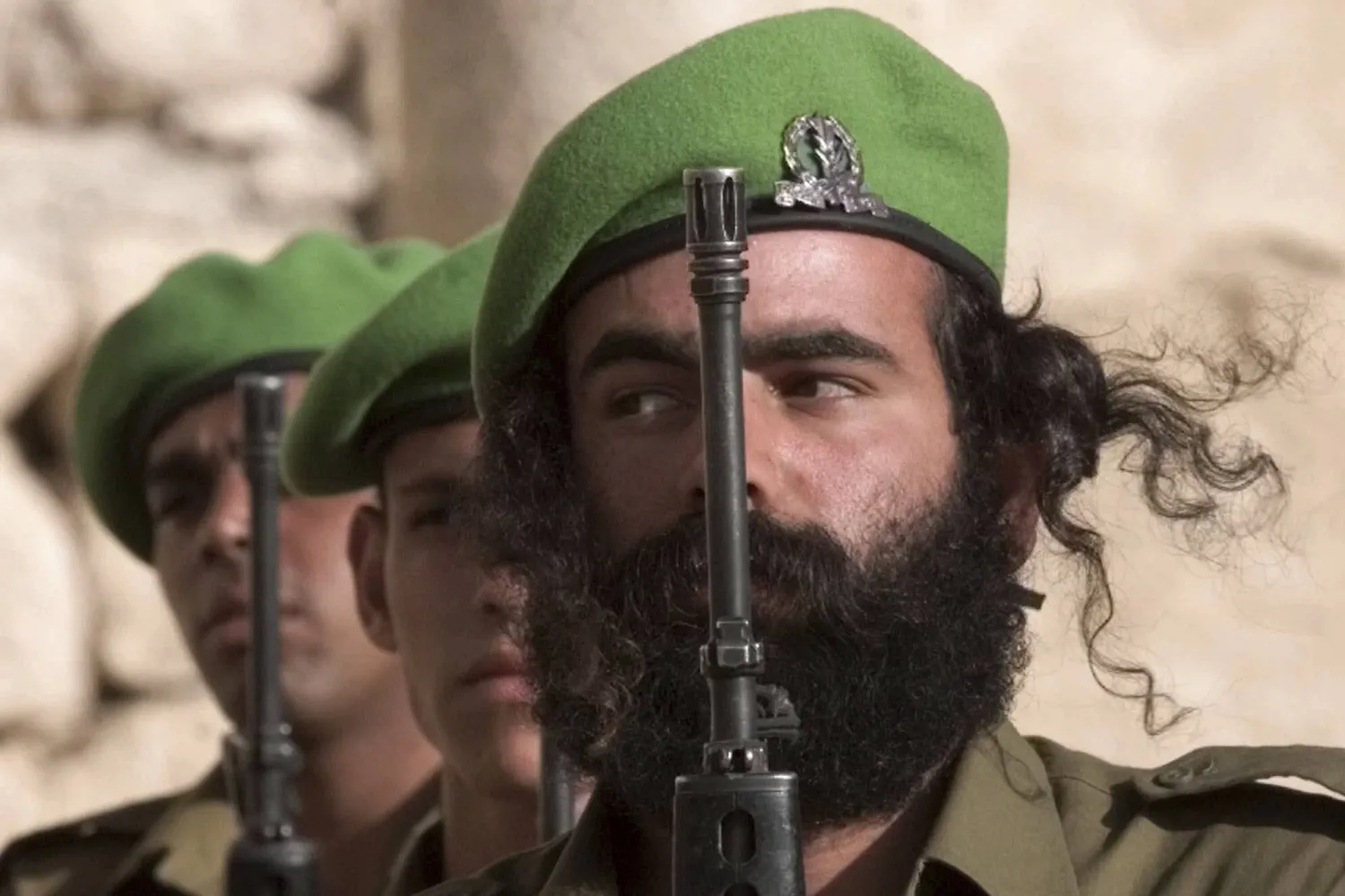 يقول زعماء الحريديم إن إجبار طلبة المعاهد الدينية على الخدمة العسكرية ينذر بتدمير هويتهم (أ.ب)