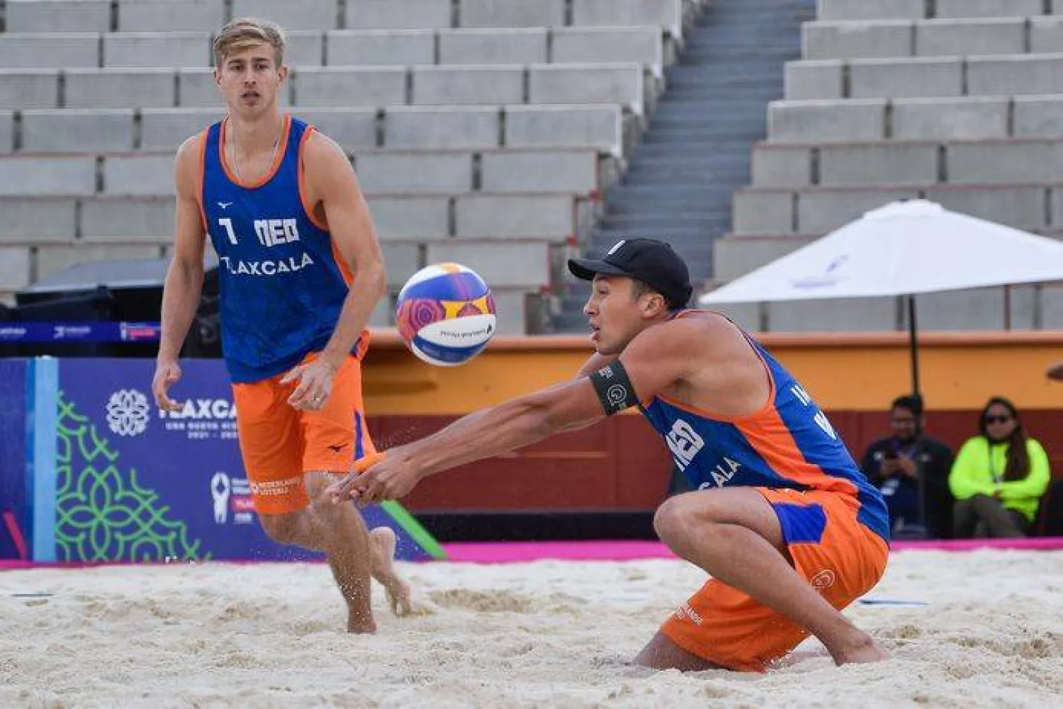 ستيفن فان دي فيلدي (يسار) ممنوع من الحديث لوسائل الإعلام (الاتحاد الهولندي)