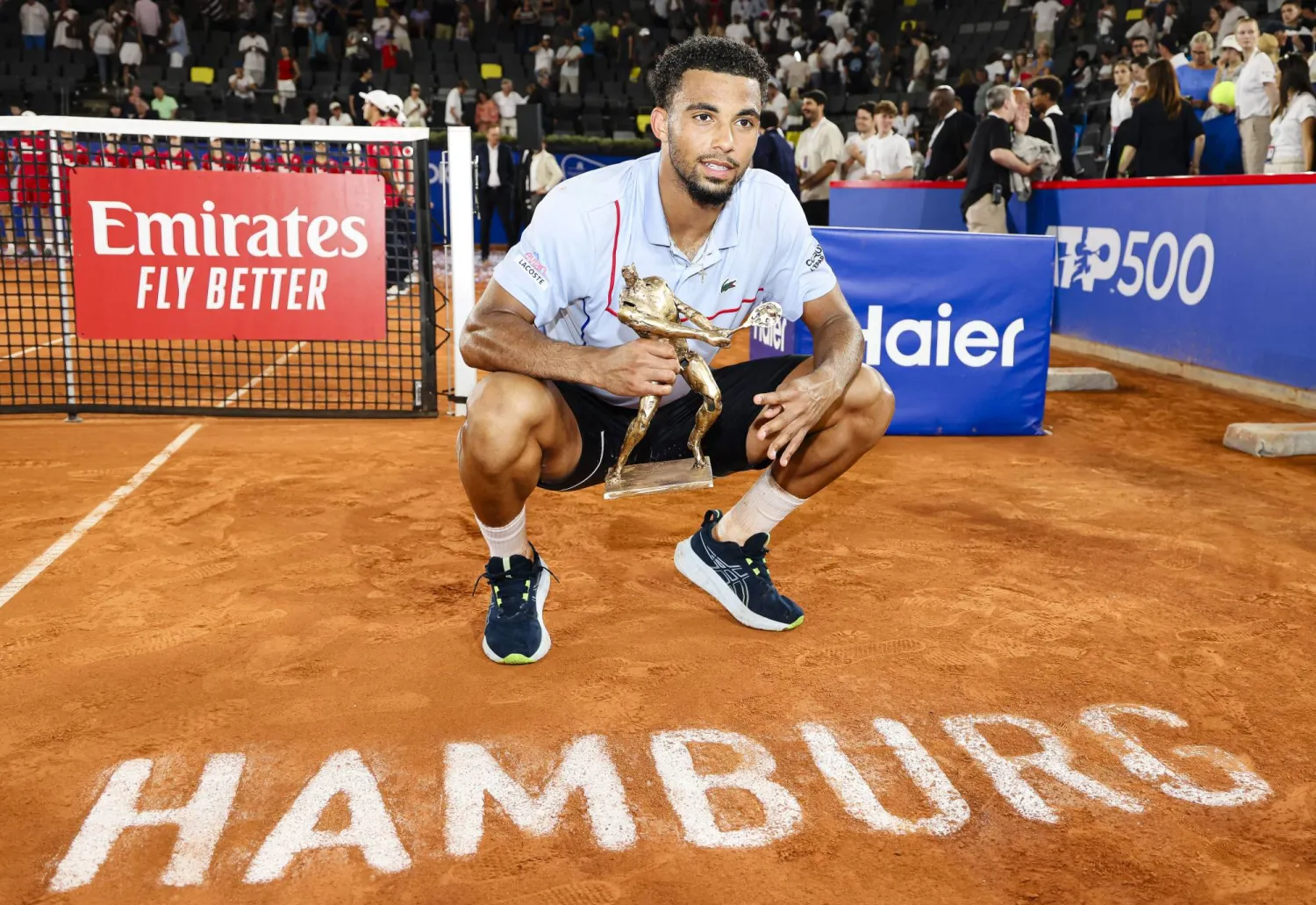 آرتور فيس مُتوجاً بلقب بطولة هامبورغ للتنس عقب فوزه على الألماني زفيريف (د.ب.أ)