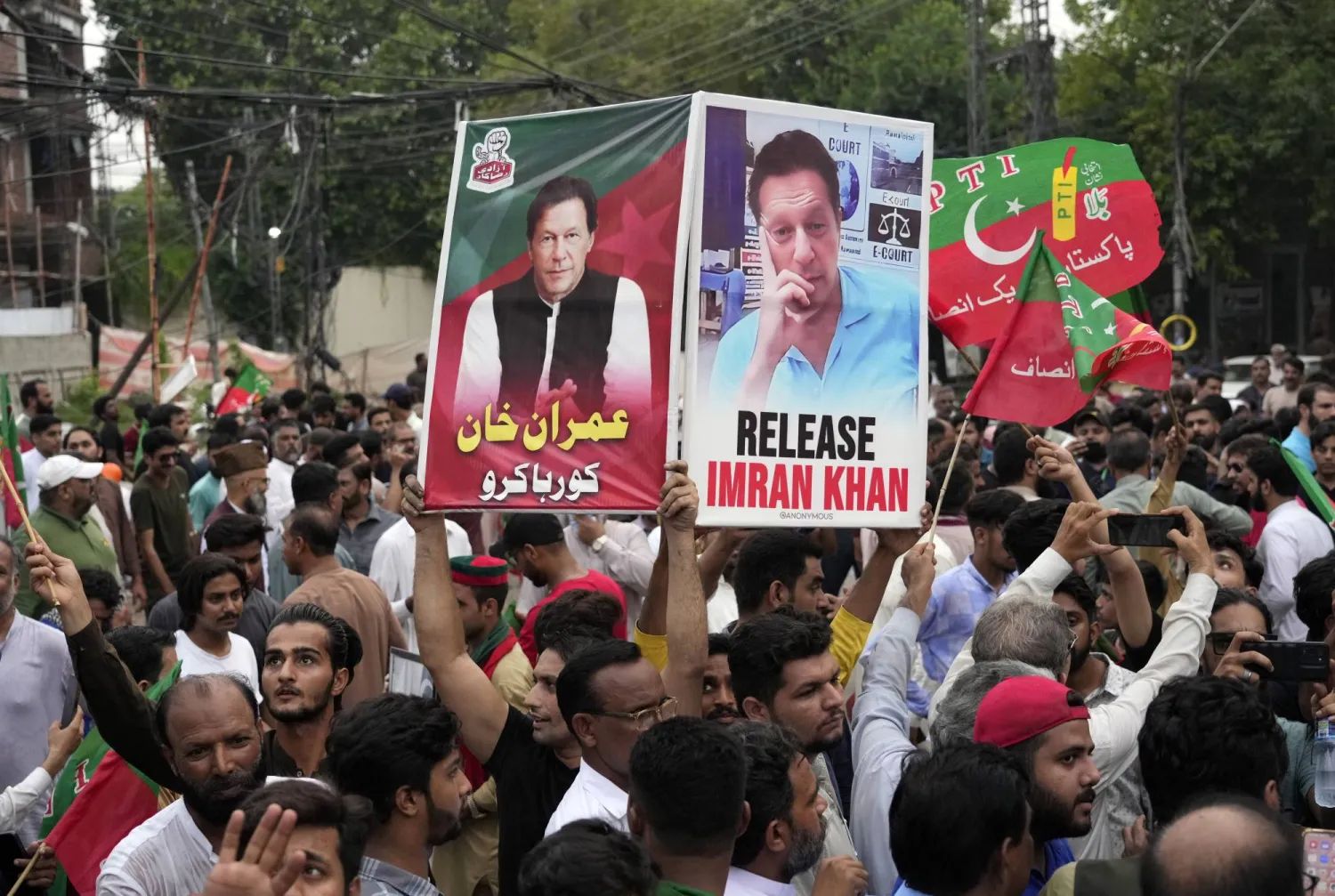 جانب من مظاهرة تطالب بالإفراج عن عمران خان في مدينة لاهور الباكستانية أمس (أ.ب)