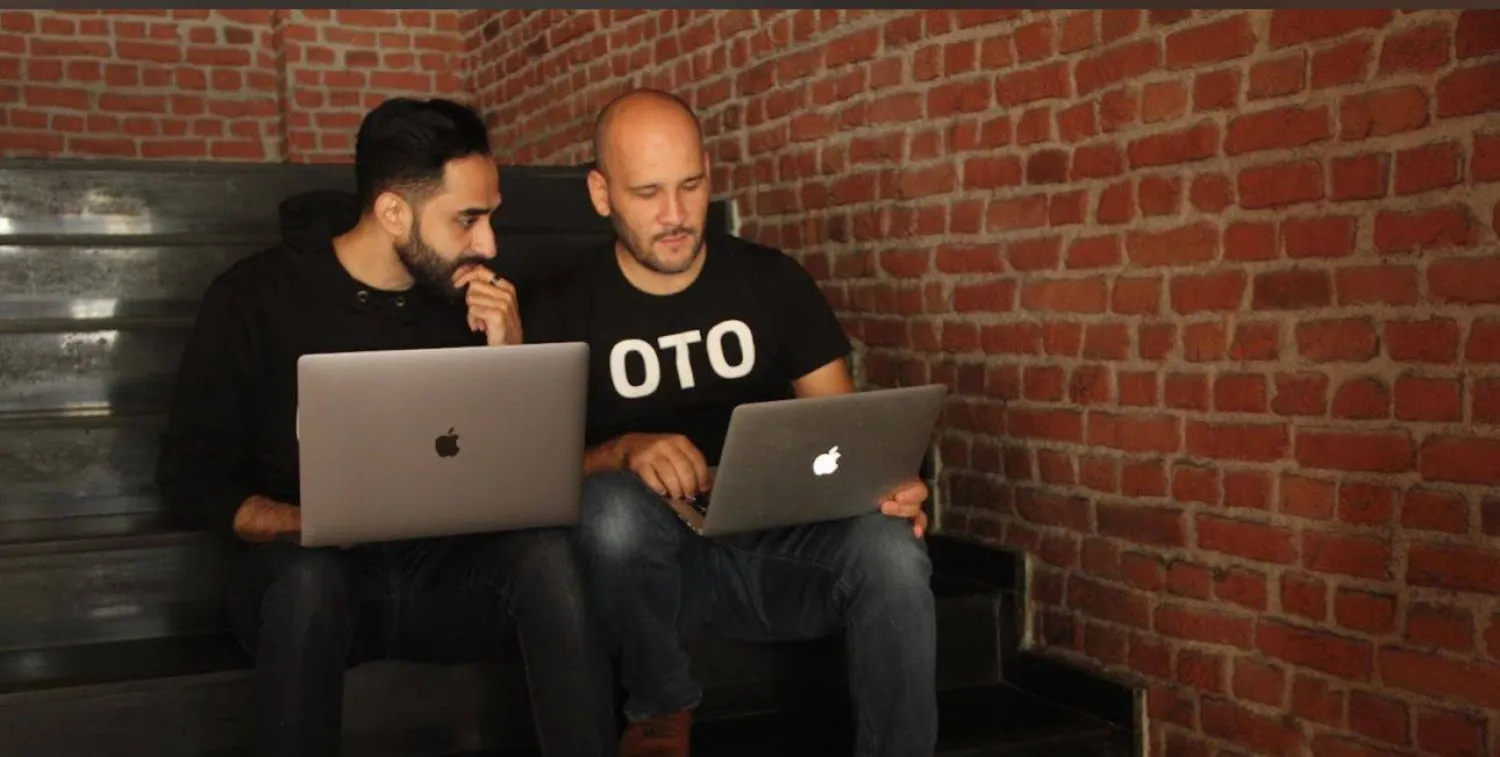 عاملان في الشركة يقومان بإجراء المهام (موقع الشركة)