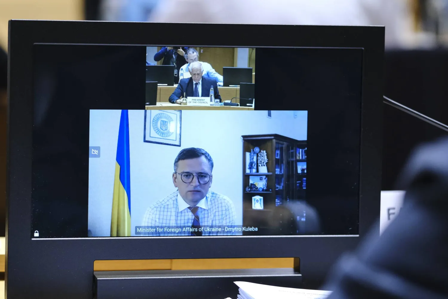 وزير الخارجية الأوكراني دميترو كوليبا يتحدث خلال اجتماع وزراء خارجية الاتحاد الأوروبي في بروكسل اليوم (د.ب.أ)