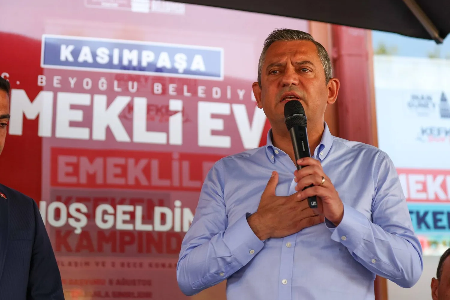 أوزيل خلال خطاب في «بيت المتقاعدين» بإسطنبول الأحد (من حسابه على إكس)